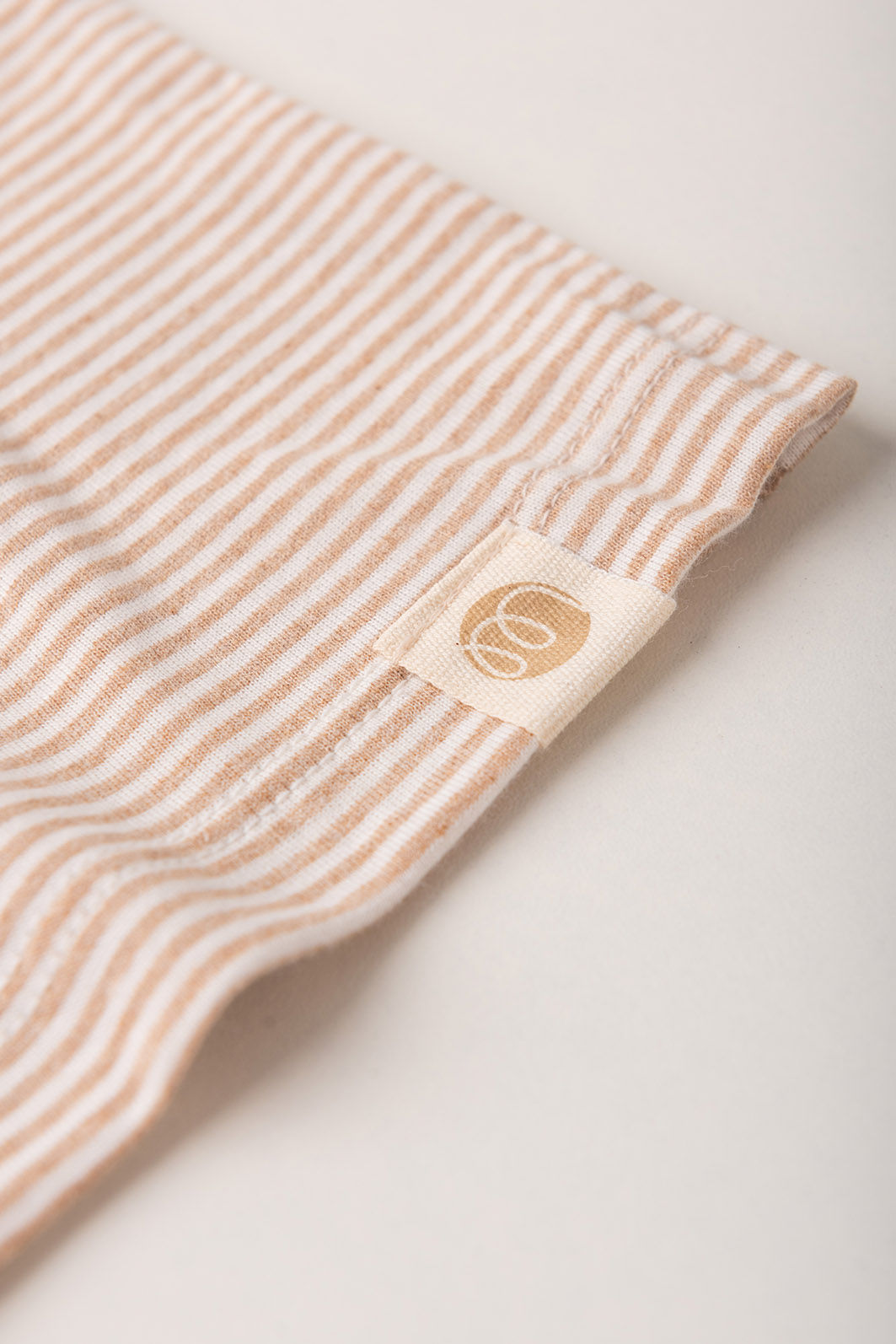 Conjunto Menino Camiseta Listrada Off - Bege e Bermuda Amarelo Âmbar Conjunto Menino Camiseta Listrada Off - Bege e Bermuda Amarelo Âmbar