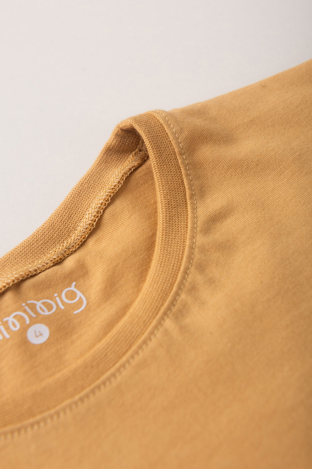 Conjunto Menina Blusa Box Manga Curta Amarelo Âmbar e Shorts Off Natural