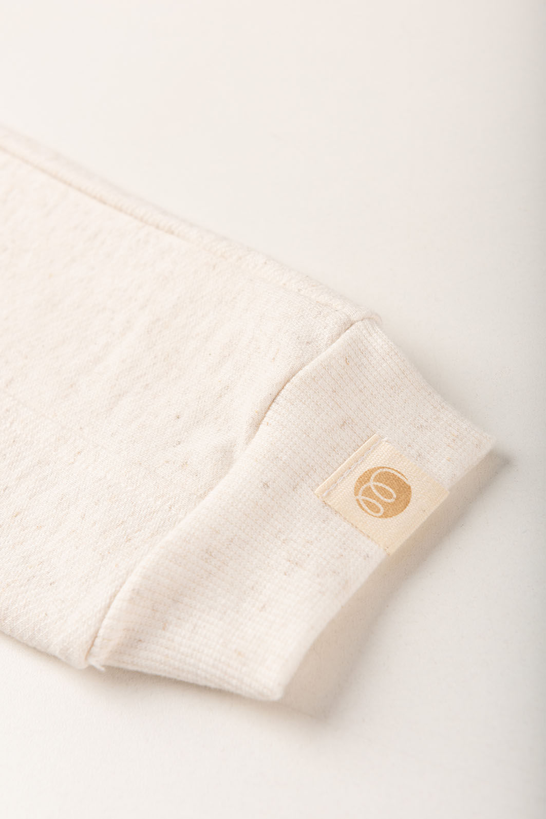 Conjunto Infantil Menino de Camiseta Longa e Calça Jogger - Listradro Off-Bege / Off Natural Conjunto Infantil Menino de Camiseta Longa e Calça Jogger - Listradro Off-Bege / Off Natural