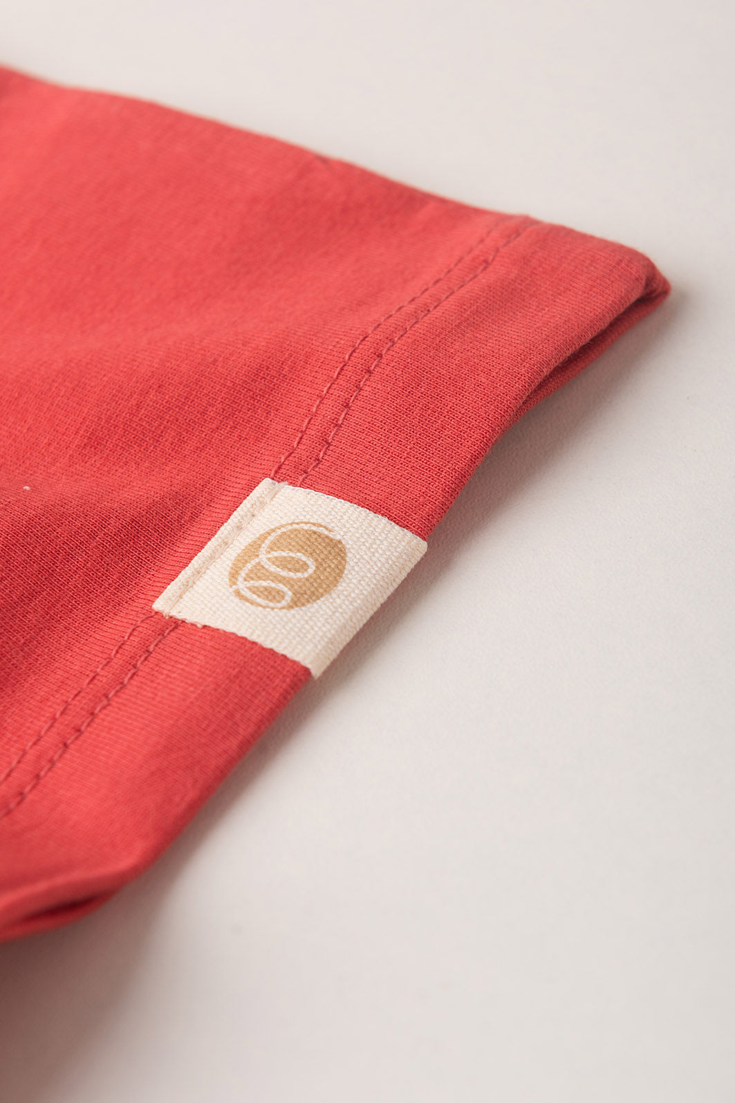 Conjunto Menino Camiseta Vermelho Cedro e Bermuda Listrado Off - Bege Conjunto Menino Camiseta Vermelho Cedro e Bermuda Listrado Off - Bege