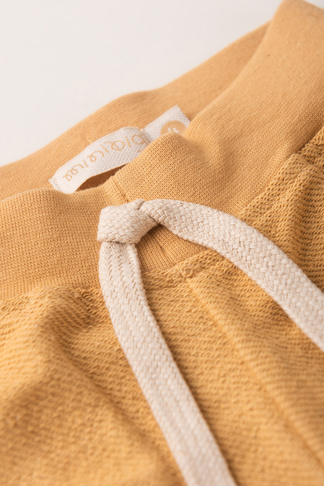 Conjunto Menino Camiseta Listrada Off - Bege e Bermuda Amarelo Âmbar Conjunto Menino Camiseta Listrada Off - Bege e Bermuda Amarelo Âmbar