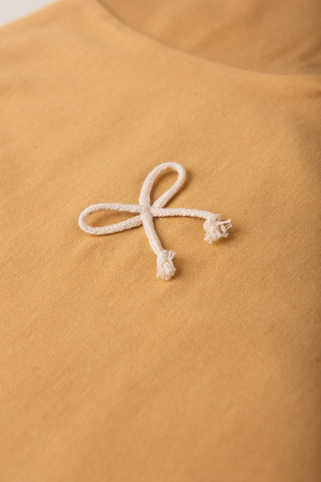 Conjunto Menina Blusa Box Manga Curta Amarelo Âmbar e Shorts Off Natural