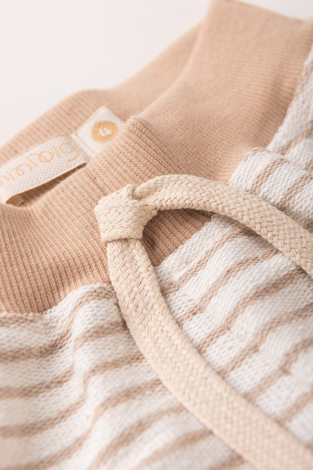 Conjunto Menino Camiseta Vermelho Cedro e Bermuda Listrado Off - Bege Conjunto Menino Camiseta Vermelho Cedro e Bermuda Listrado Off - Bege