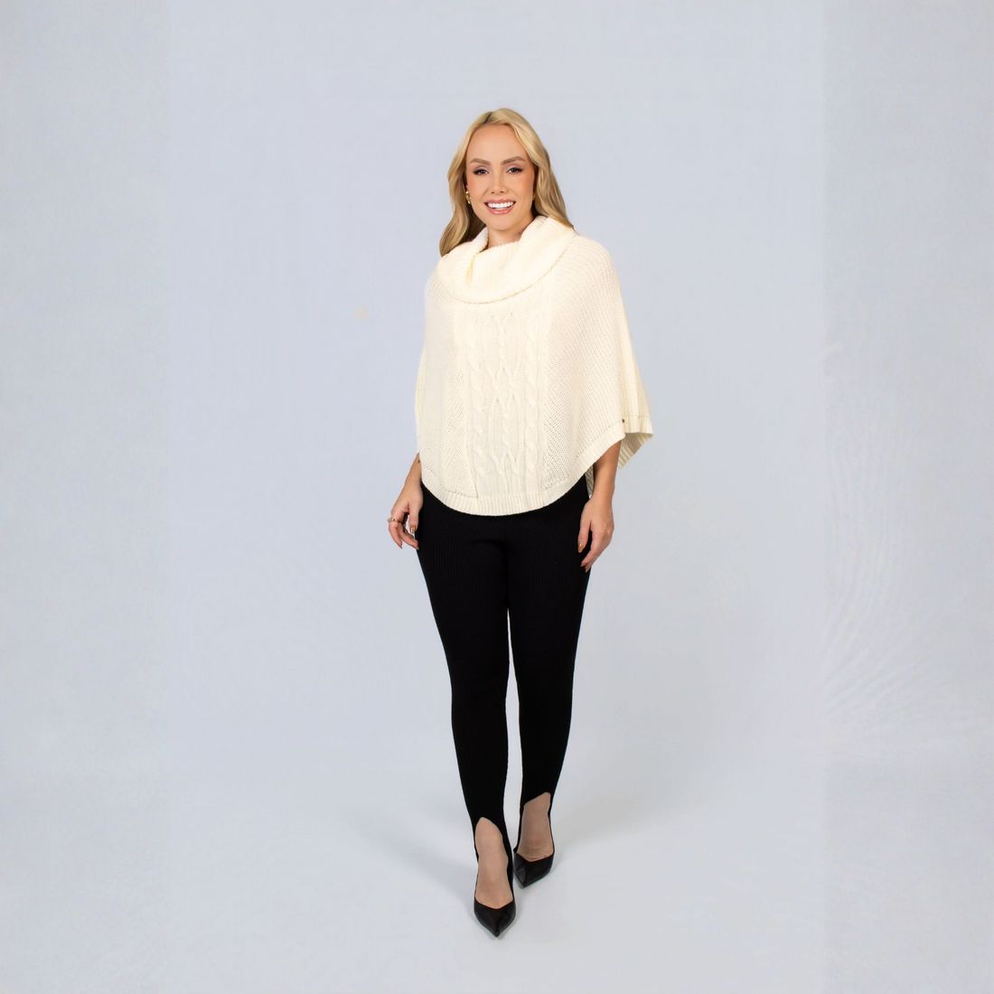 Poncho Feminino de Tricô Curto Poncho Feminino de Tricô Curto