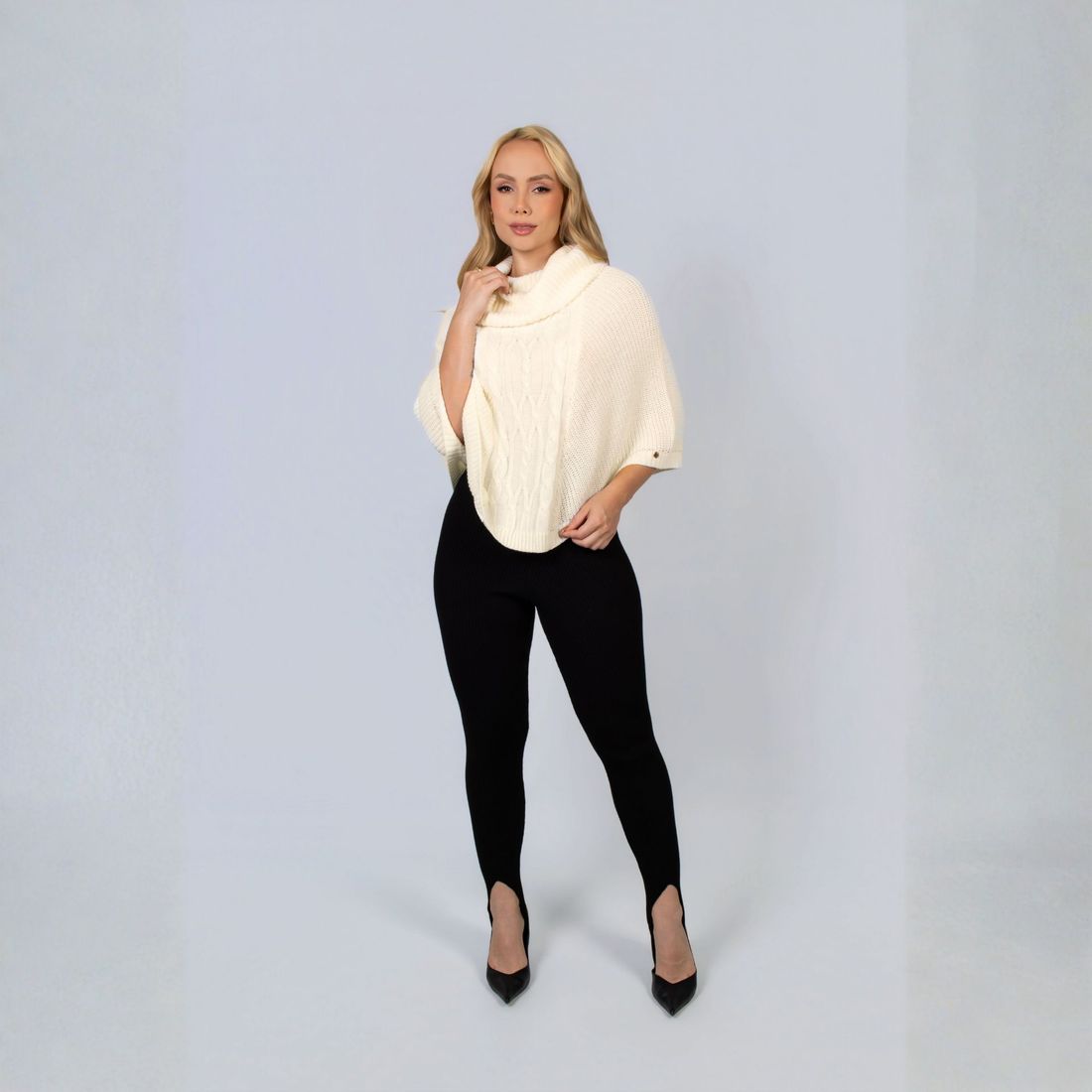Poncho Feminino de Tricô Curto Poncho Feminino de Tricô Curto