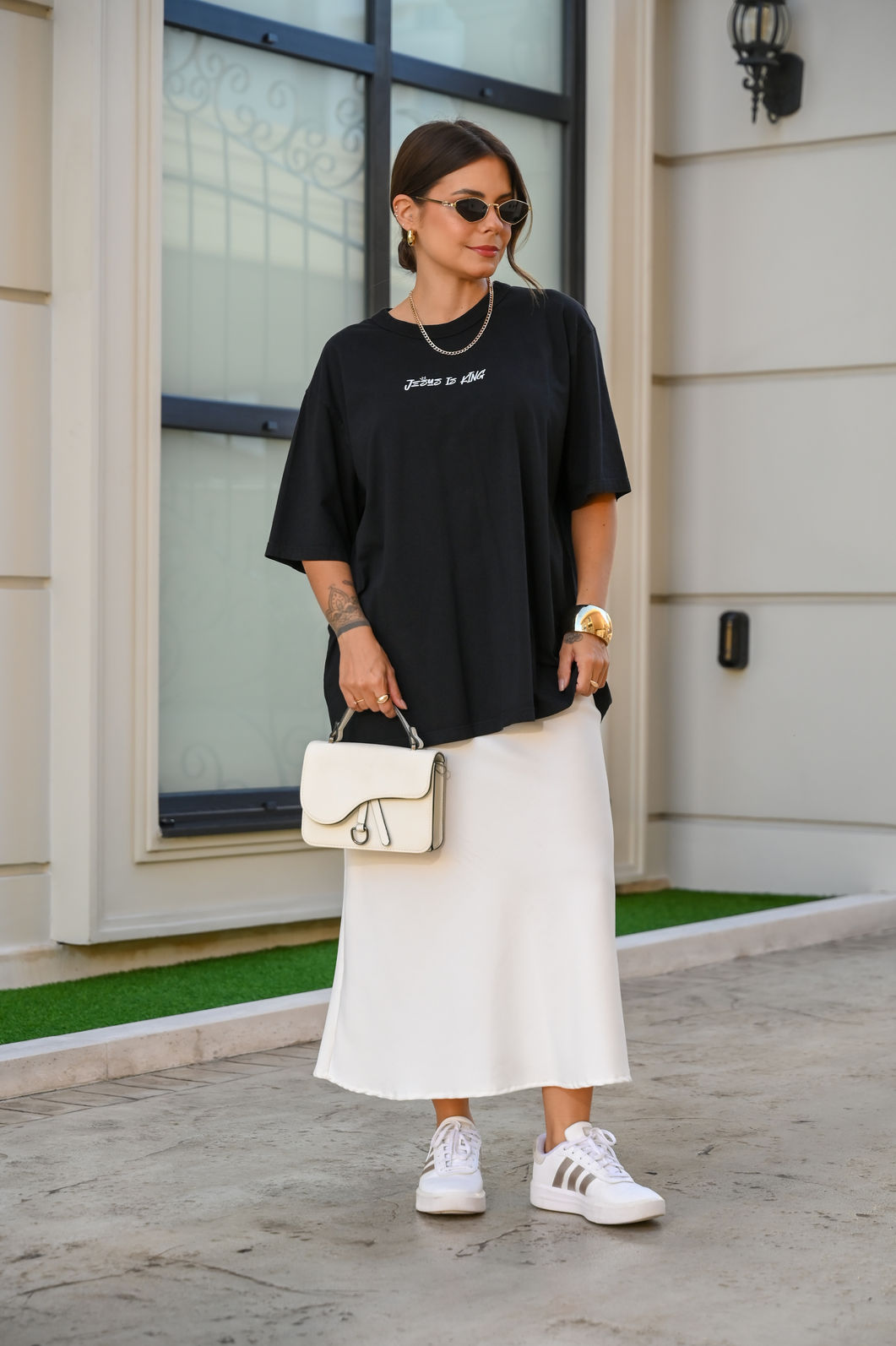 T-shirt Oversized - Jesus is King - Preta