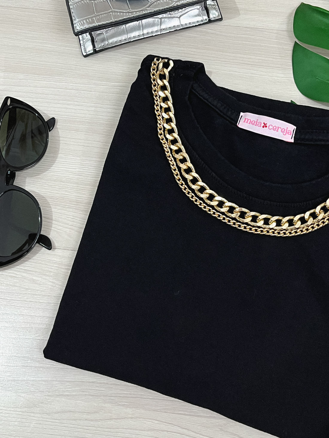 Tshirt Basic - Detalhe de corrente - Preta
