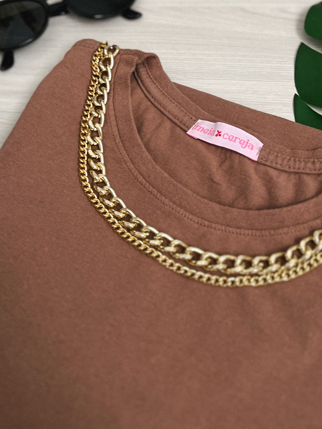 Tshirt Basic - Detalhe de corrente - Marrom Tshirt Basic - Detalhe de corrente - Marrom