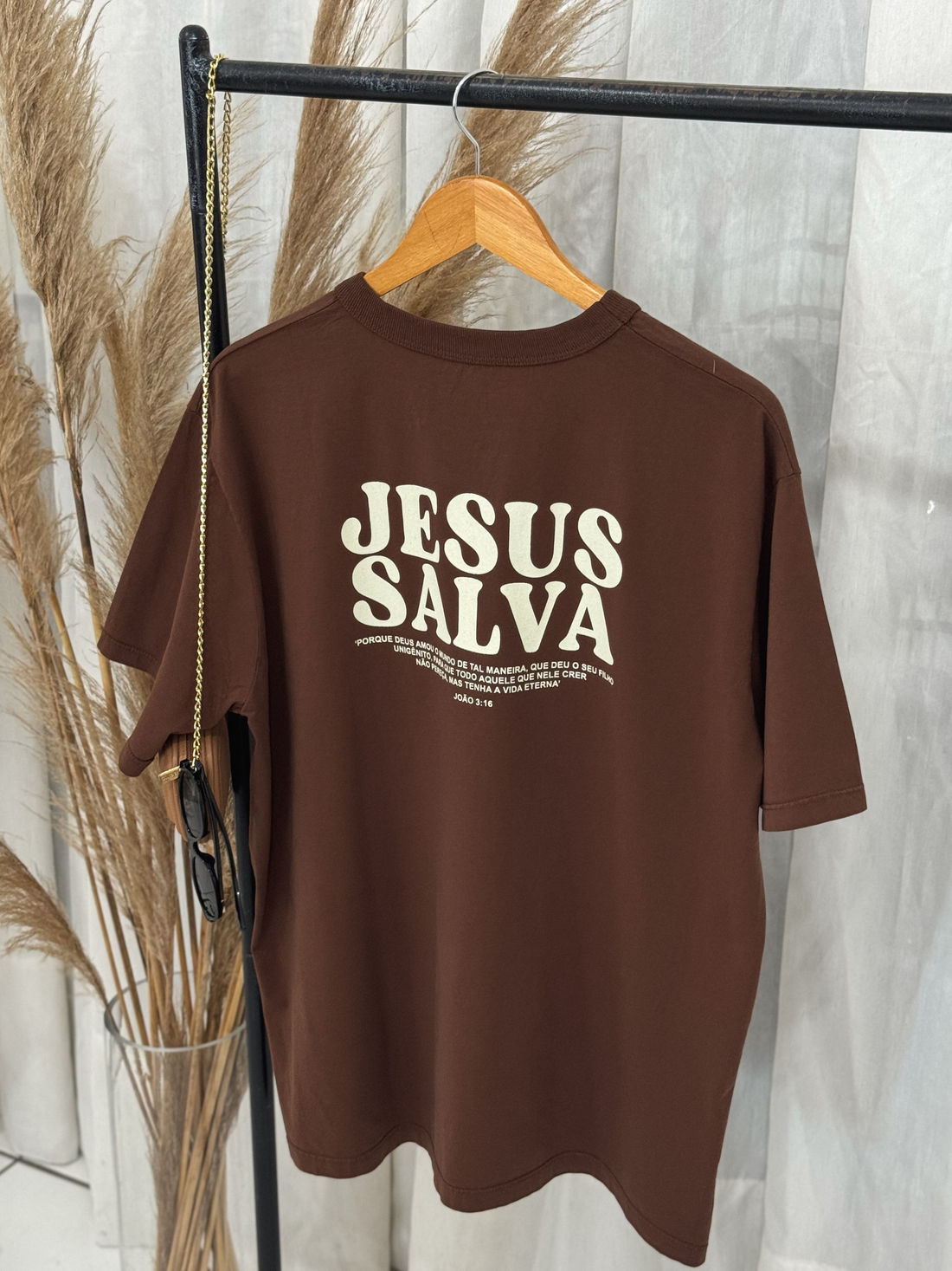 Tshirt Oversized - Jesus salva - Marrom