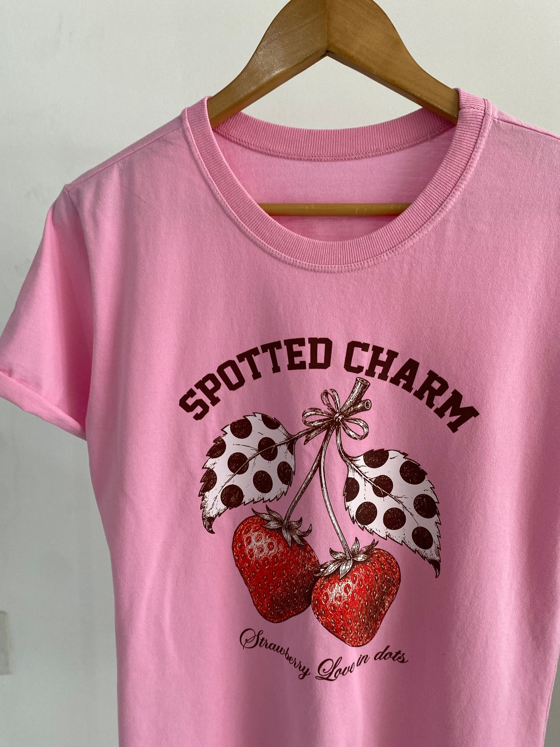 Tshirt Premium - Spotted Charm Morango - Rosa