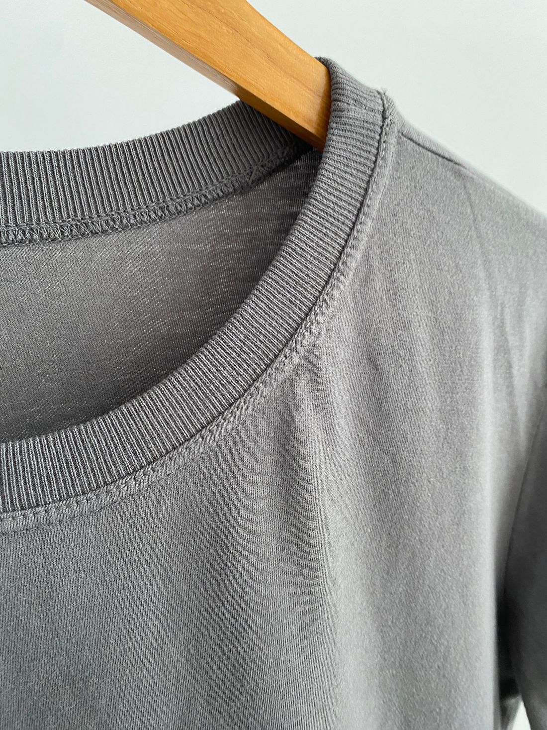 Tshirt Premium - Spotted Charm Morango - Cinza
