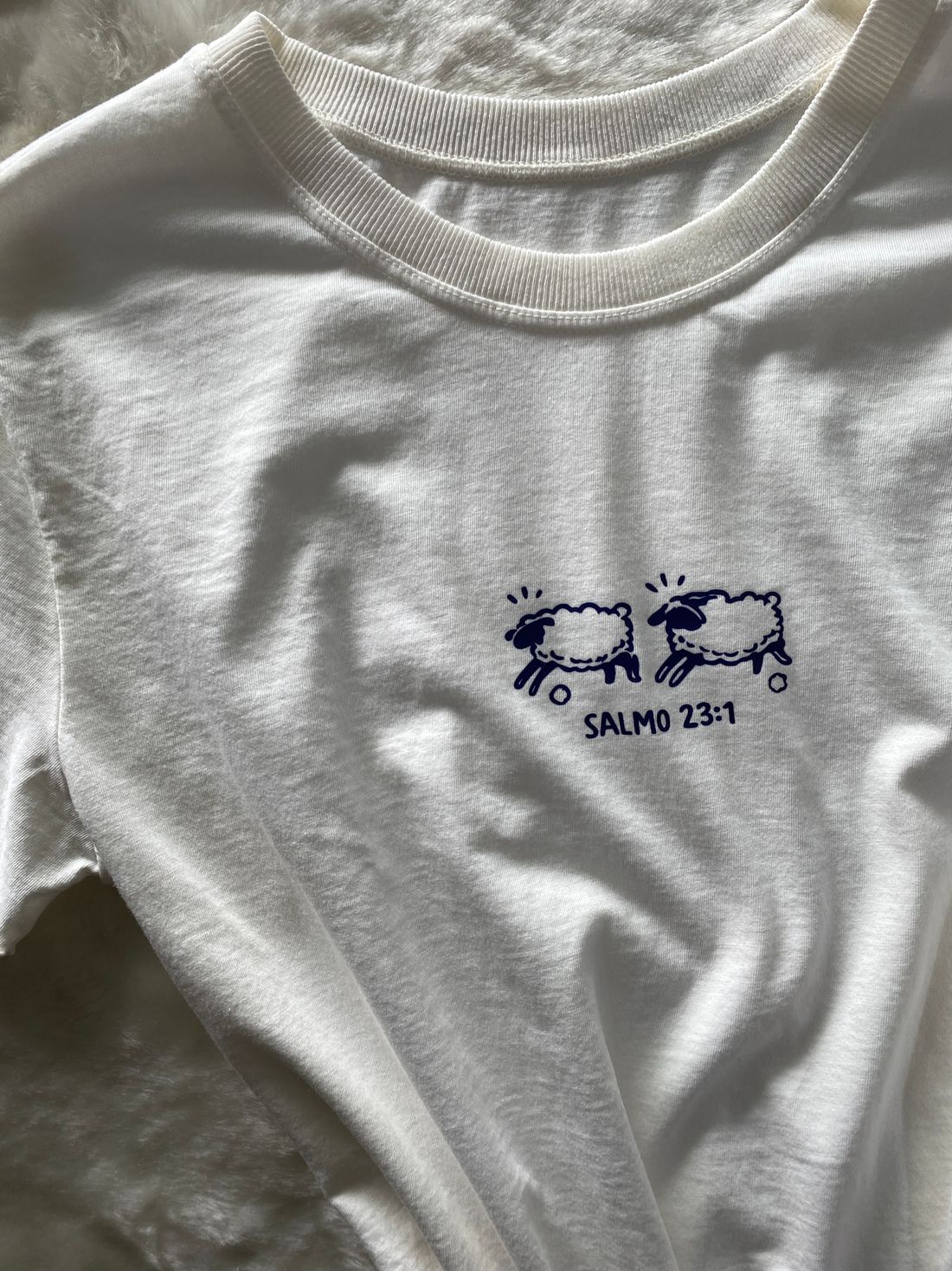 Tshirt Premium - Salmos 23:1 Ovelhinha - Off White Tshirt Premium - Salmos 23:1 Ovelhinha - Off White