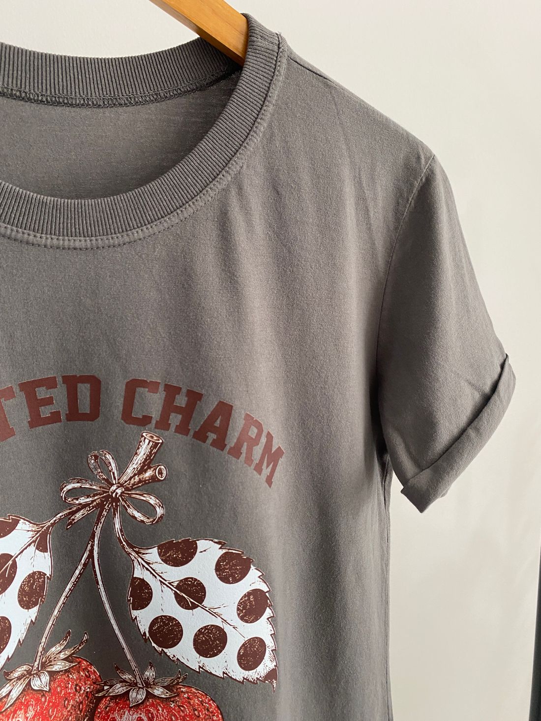 Tshirt Premium - Spotted Charm Morango - Cinza