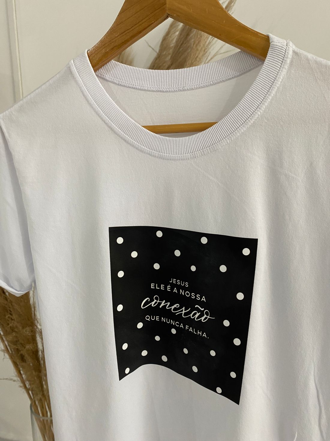 Tshirt Premium - ELE é a nossa conexão - Off White Tshirt Premium - ELE é a nossa conexão - Off White