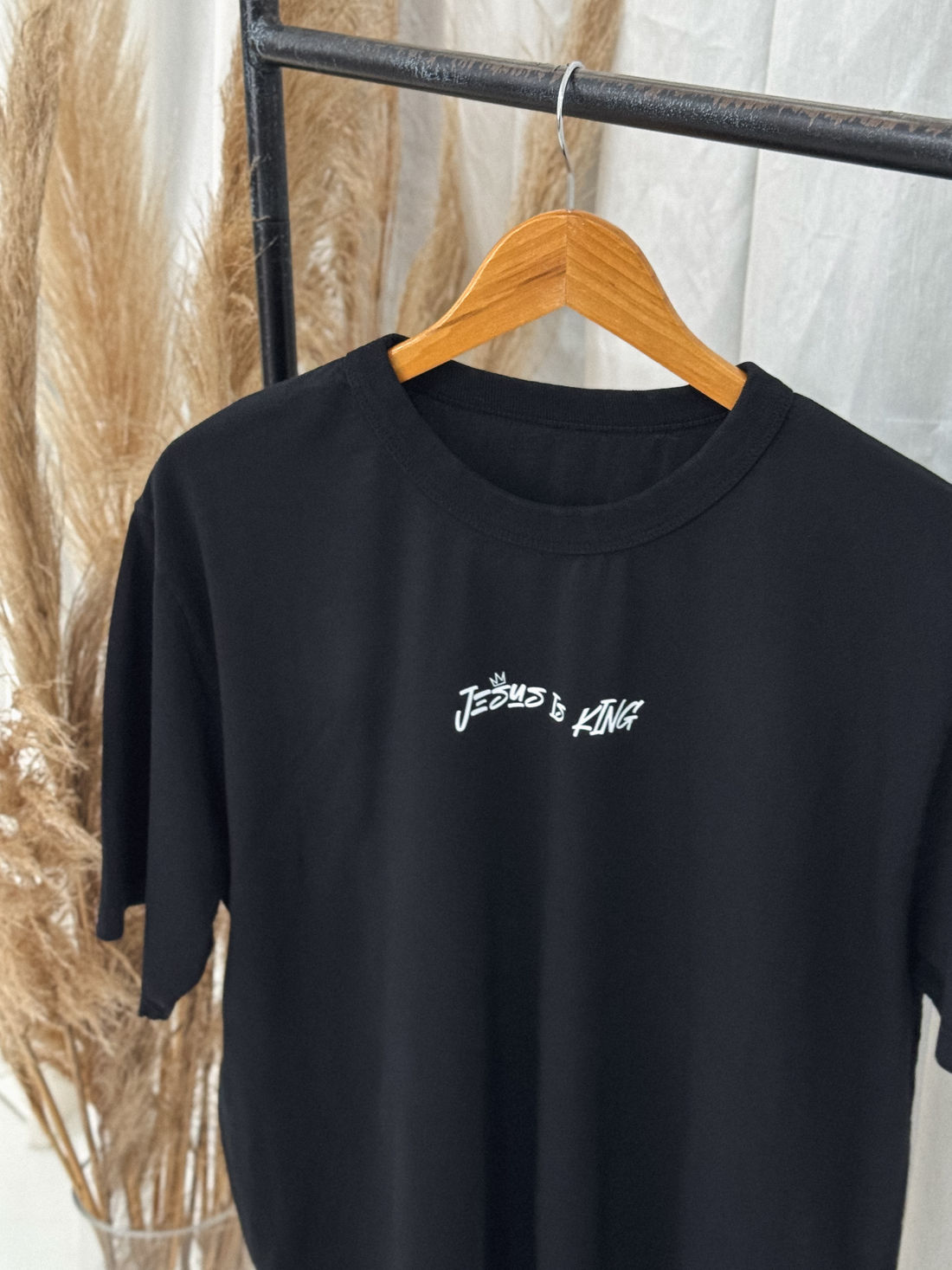 T-shirt Oversized - Jesus is King - Preta