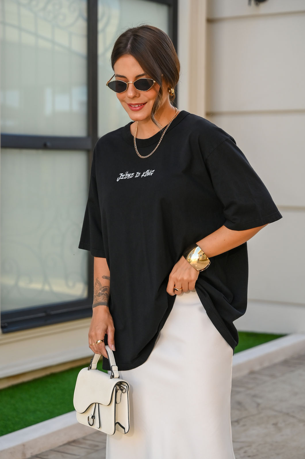 T-shirt Oversized - Jesus is King - Preta
