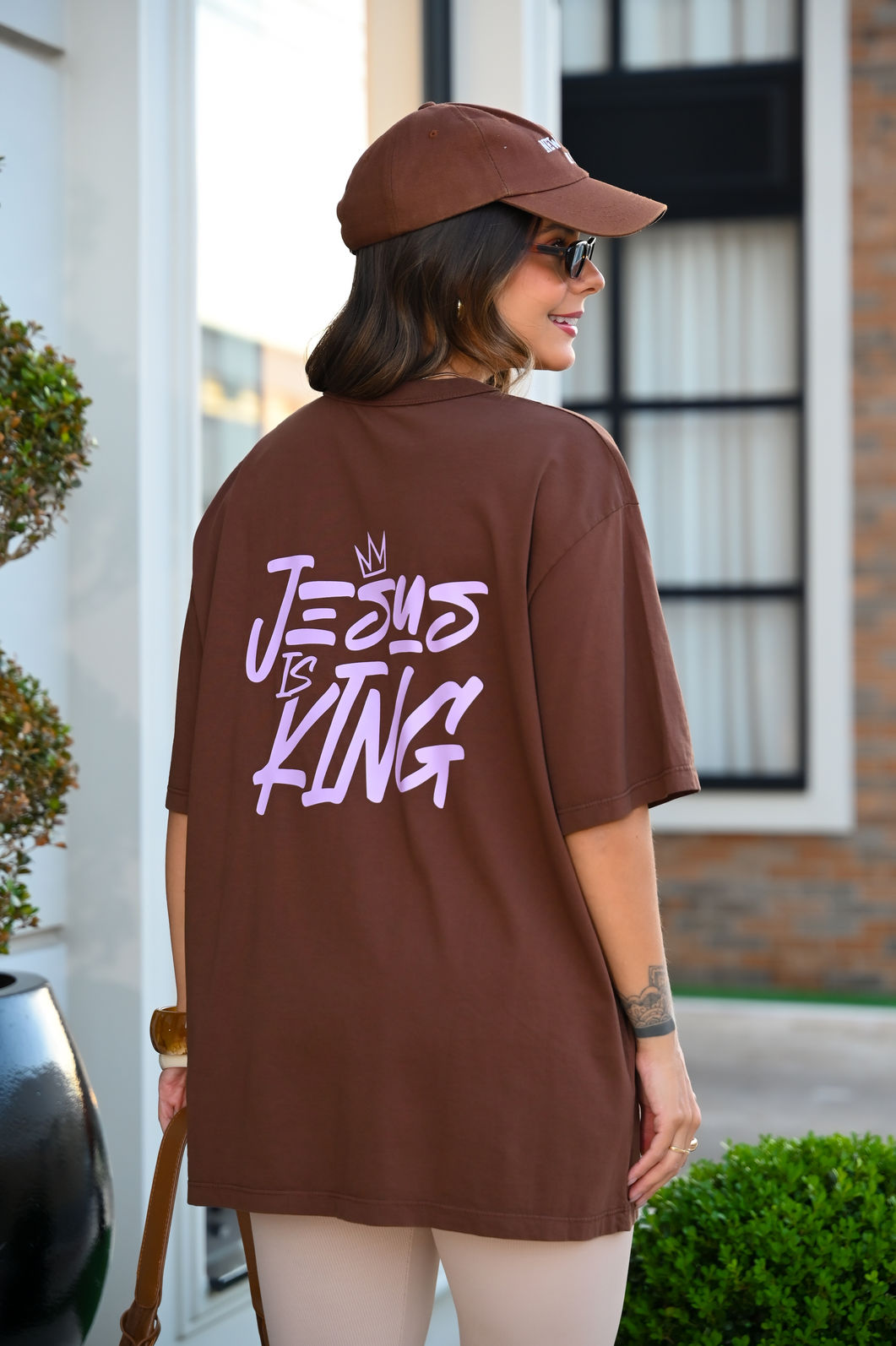 T-shirt Oversized - Jesus is King - Marrom