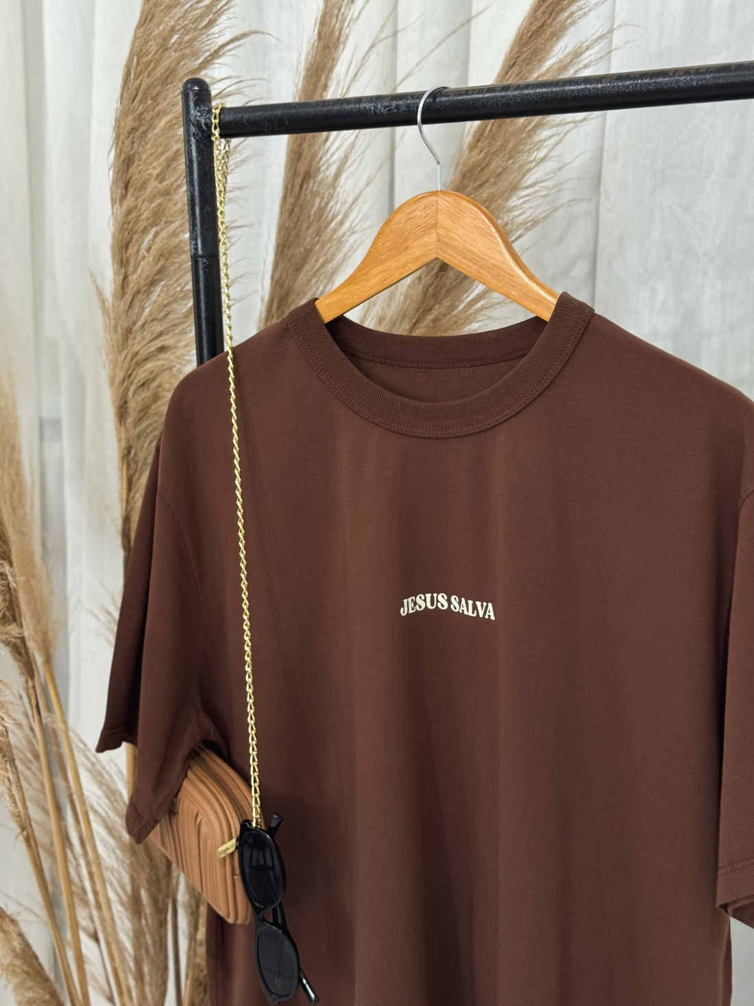 Tshirt Oversized - Jesus salva - Marrom