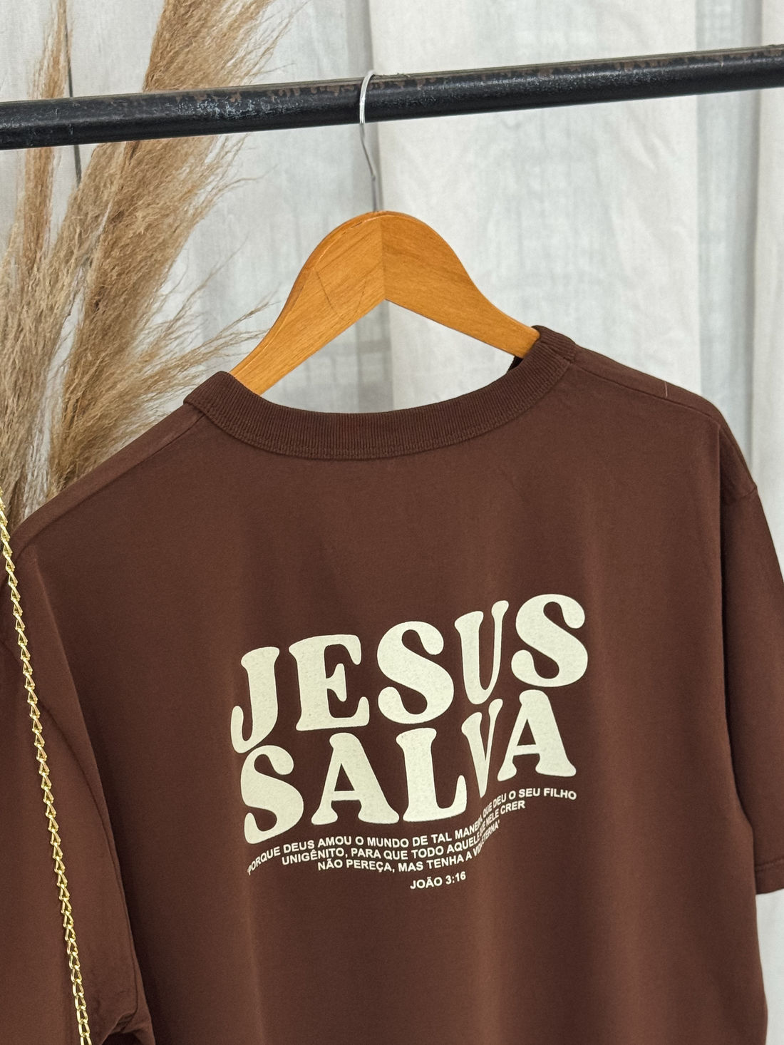 Tshirt Oversized - Jesus salva - Marrom