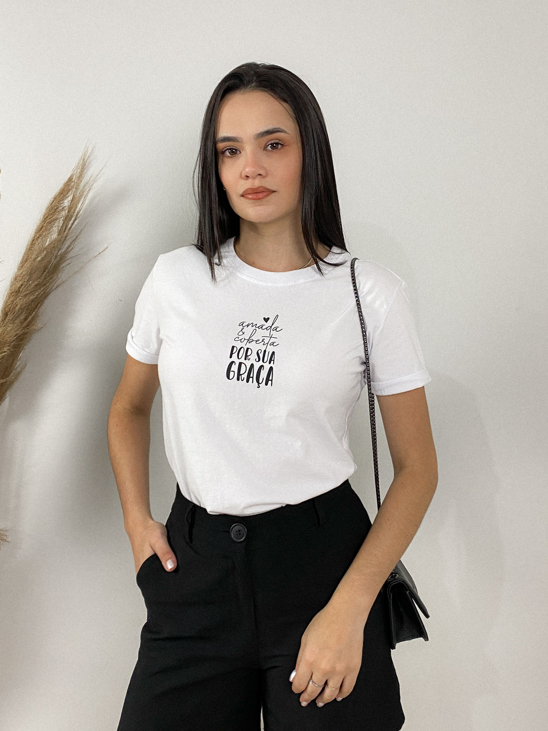 Tshirt Premium - Amada e Coberta Por Sua Graça - Branca Tshirt Premium - Amada e Coberta Por Sua Graça - Branca