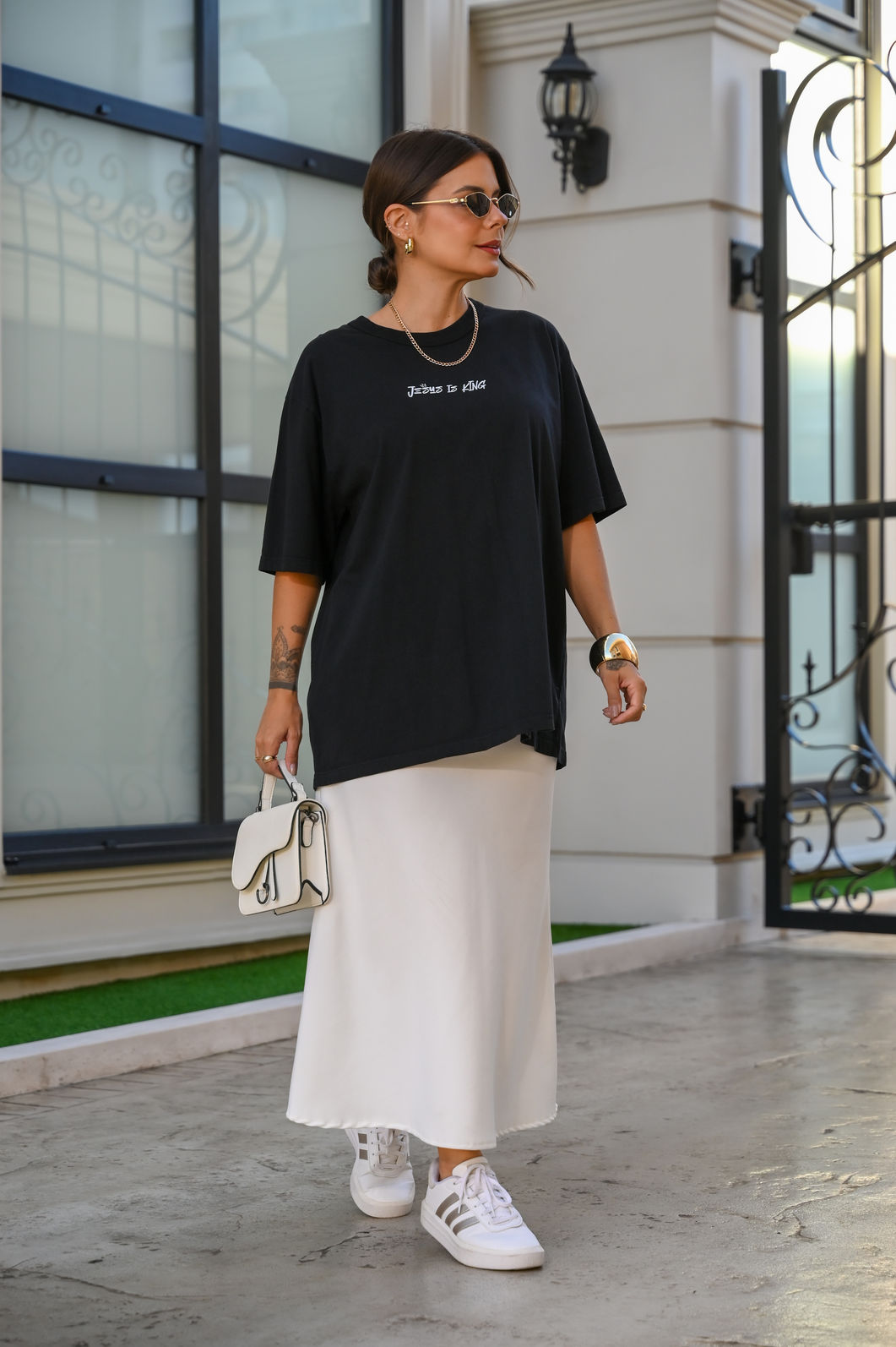 T-shirt Oversized - Jesus is King - Preta