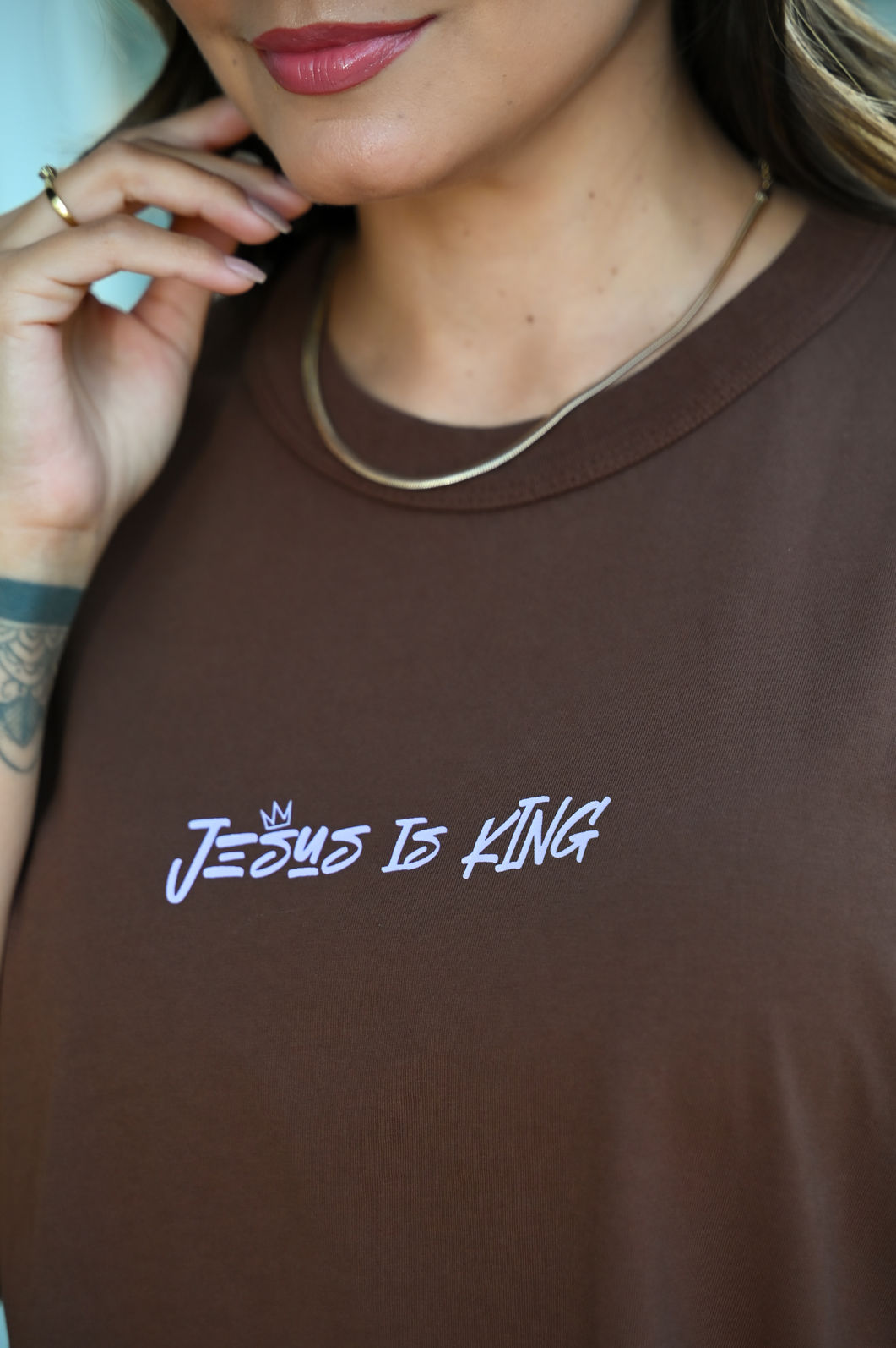 T-shirt Oversized - Jesus is King - Marrom