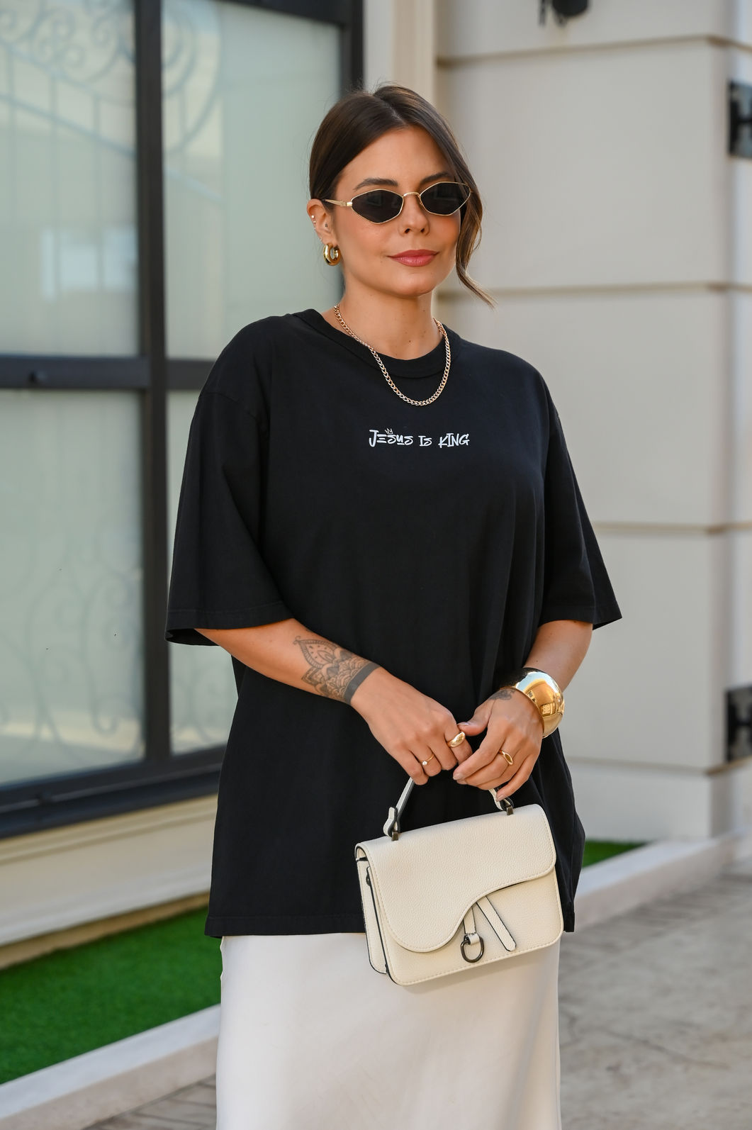 T-shirt Oversized - Jesus is King - Preta