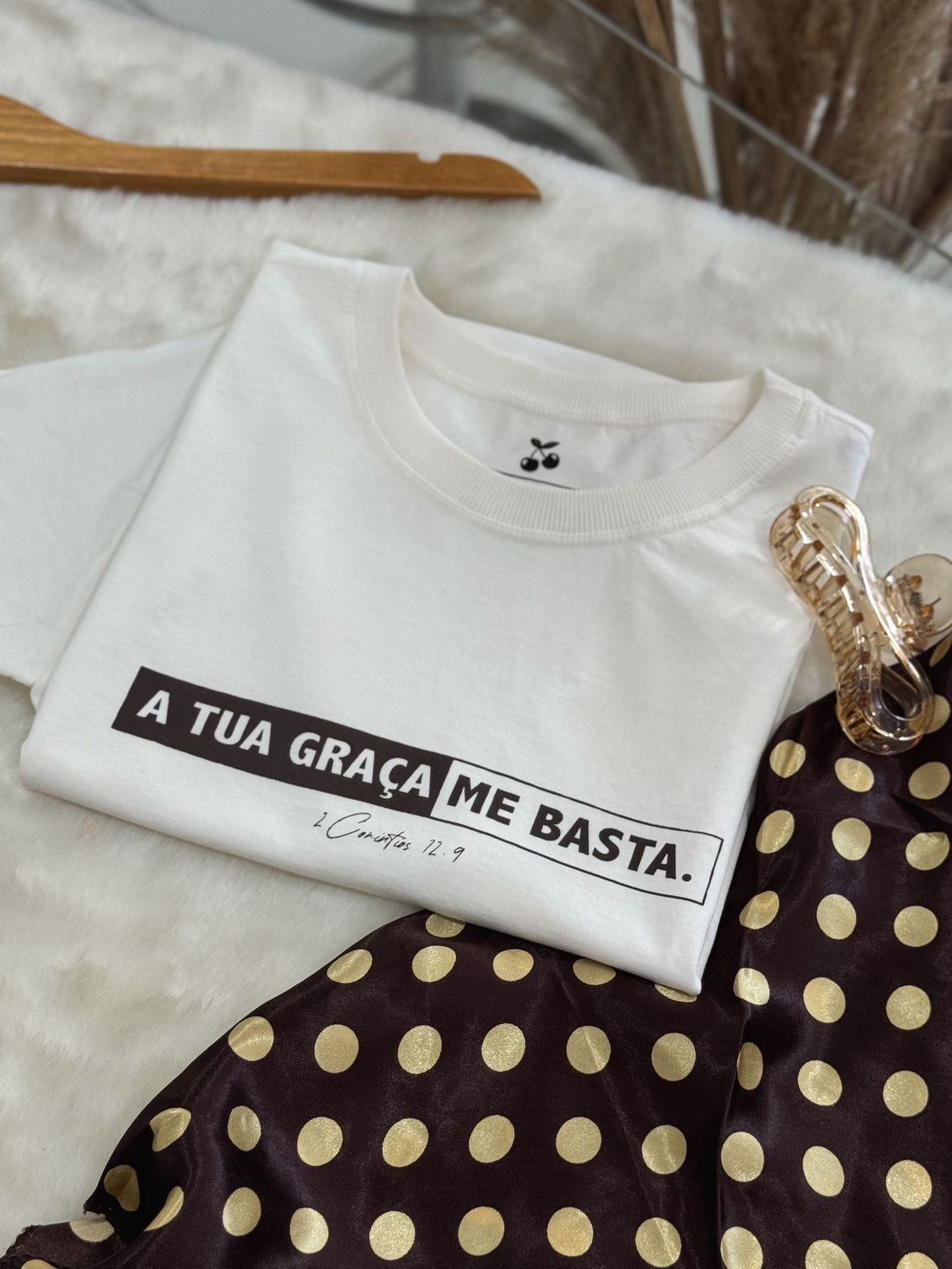 Tshirt Premium - Tua graça me basta - Off White Tshirt Premium - Tua graça me basta - Off White