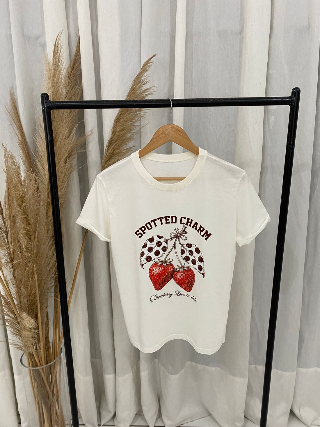 Tshirt Premium - Spotted Charm Morango - Off White