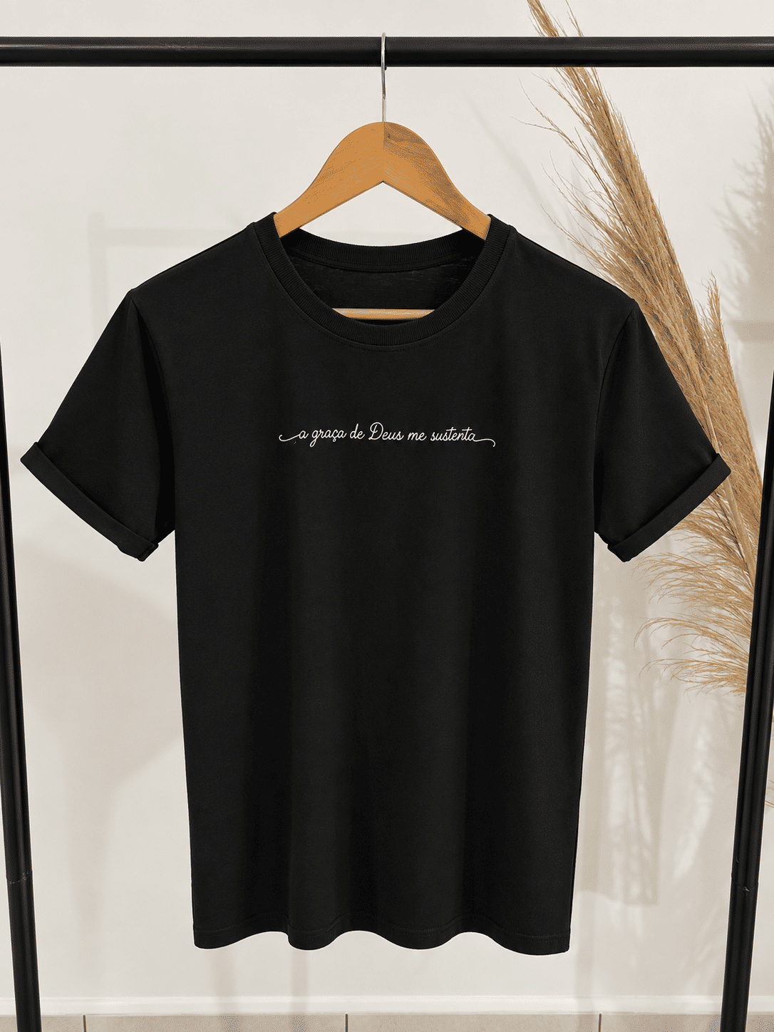 Tshirt Premium - A graça de Deus sustenta - Preta Tshirt Premium - A graça de Deus sustenta - Preta