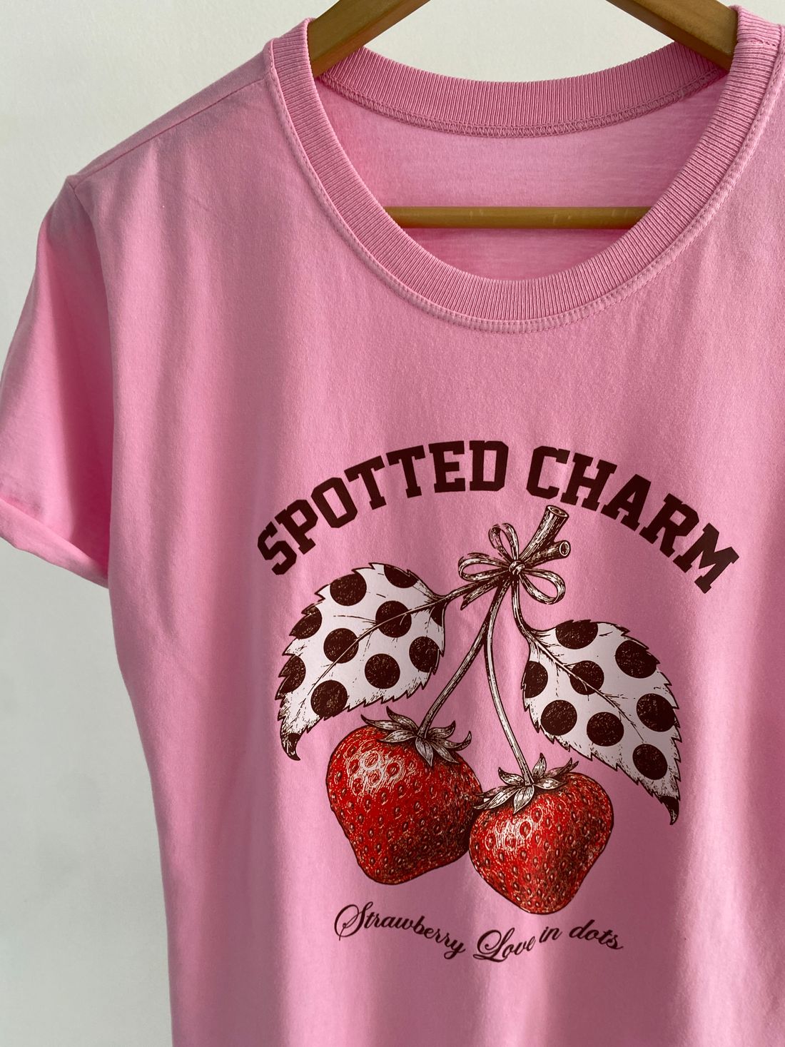 Tshirt Premium - Spotted Charm Morango - Rosa