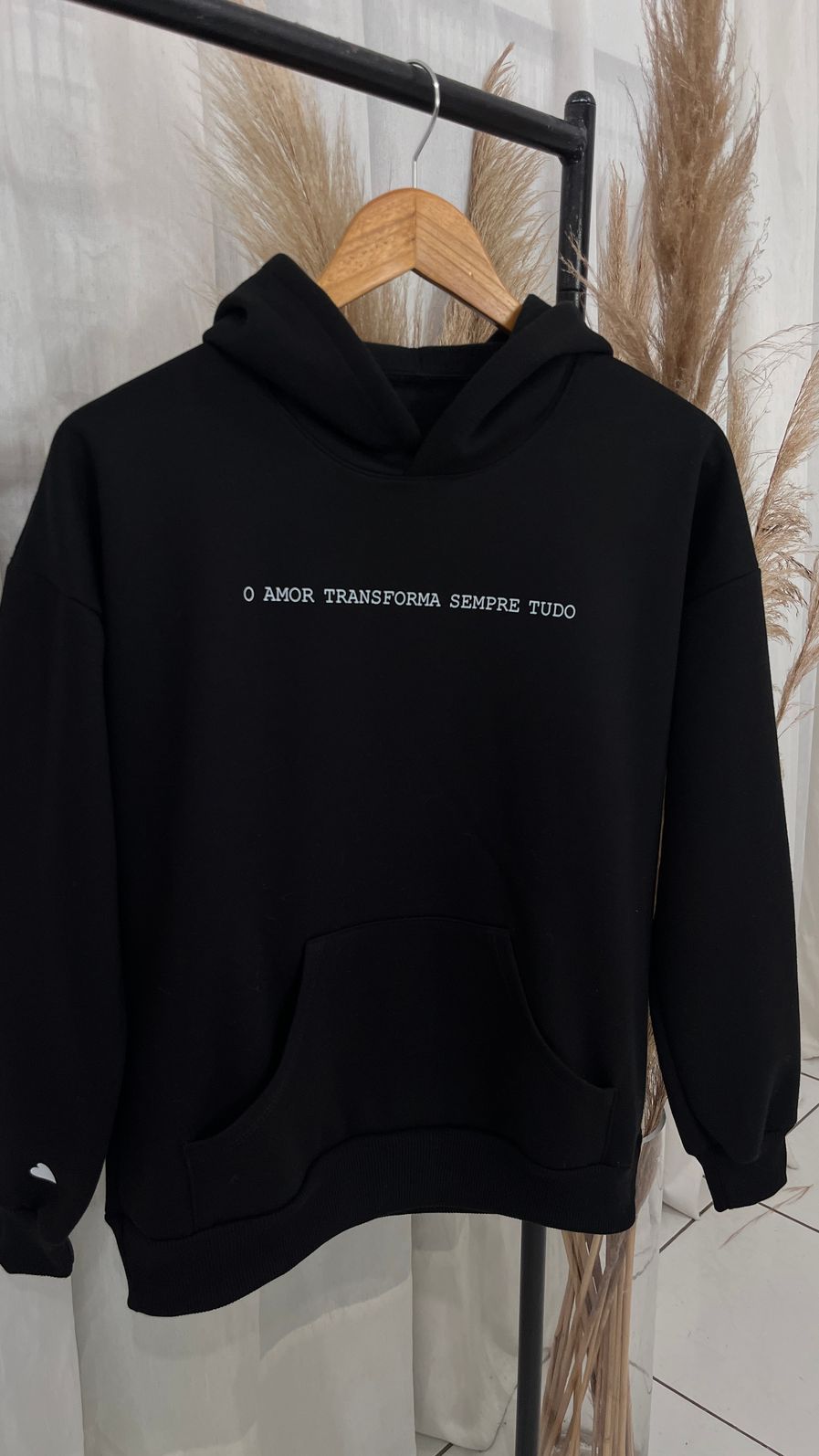 Blusa de Moletom Com Touca e Bolso - Estampado Frase - Preto Blusa de Moletom Com Touca e Bolso - Estampado Frase - Preto