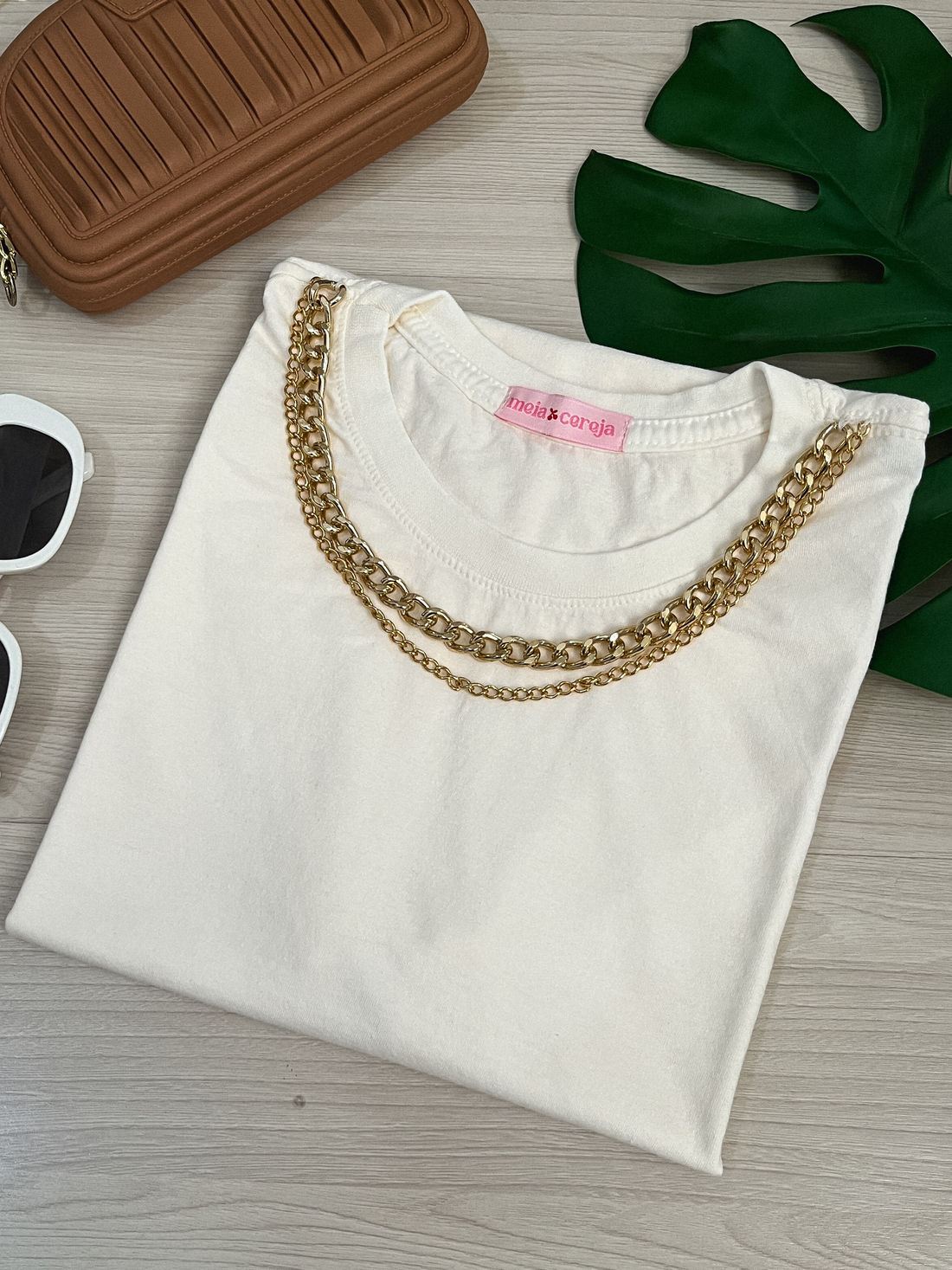 Tshirt Basic - Detalhe de corrente - Off White
