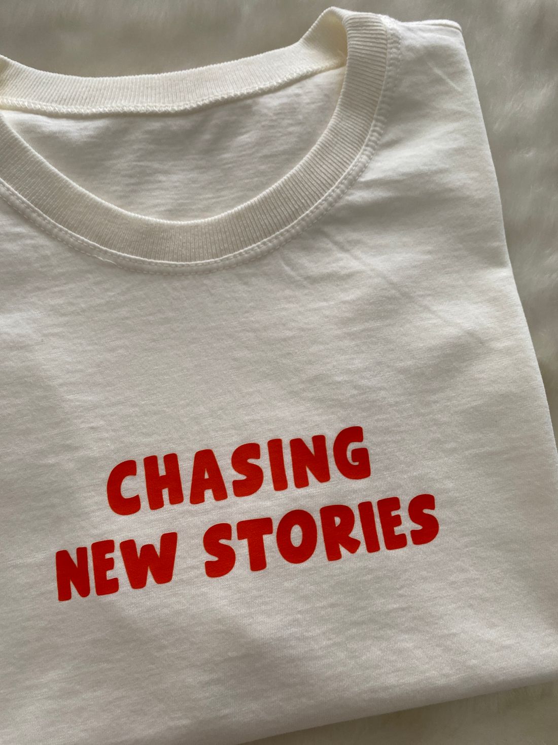 Tshirt Premium - Chasing New Stories - Off White