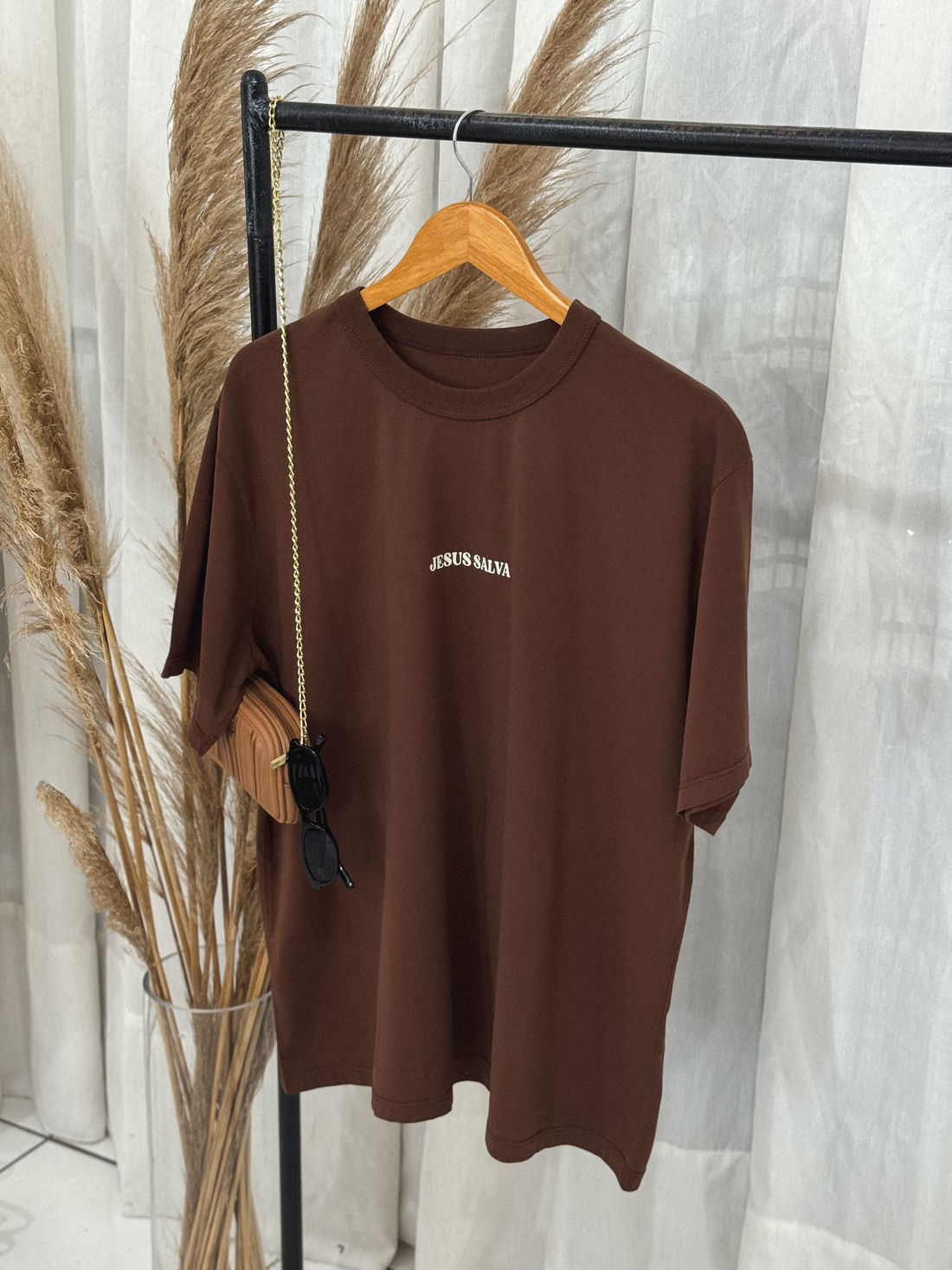 Tshirt Oversized - Jesus salva - Marrom