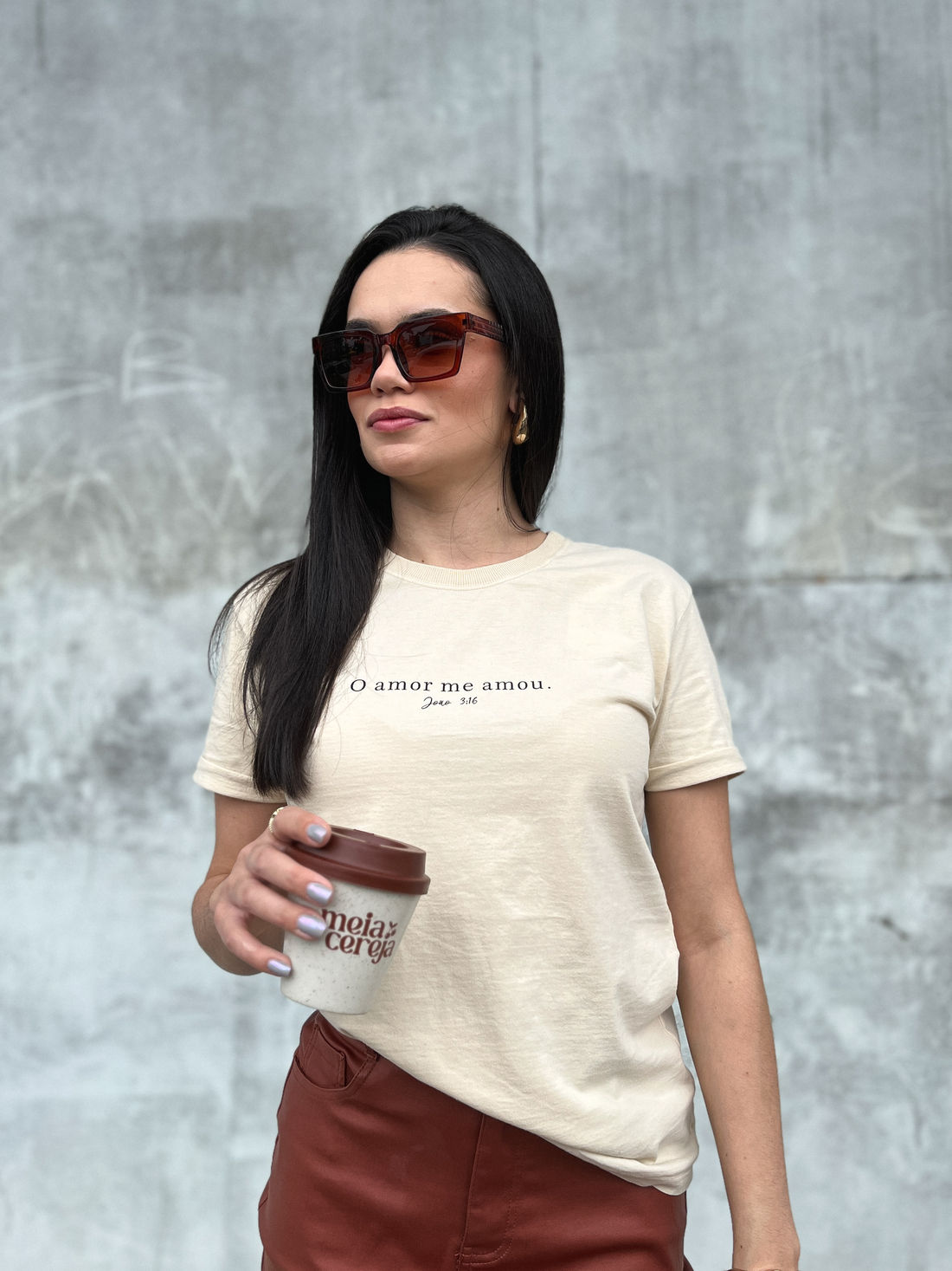 Tshirt Premium - O Amor me Amou - Bege Tshirt Premium - O Amor me Amou - Bege