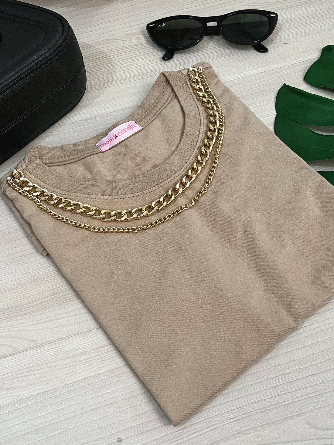 Tshirt Basic - Detalhe de corrente - Bege Escuro Tshirt Basic - Detalhe de corrente - Bege Escuro