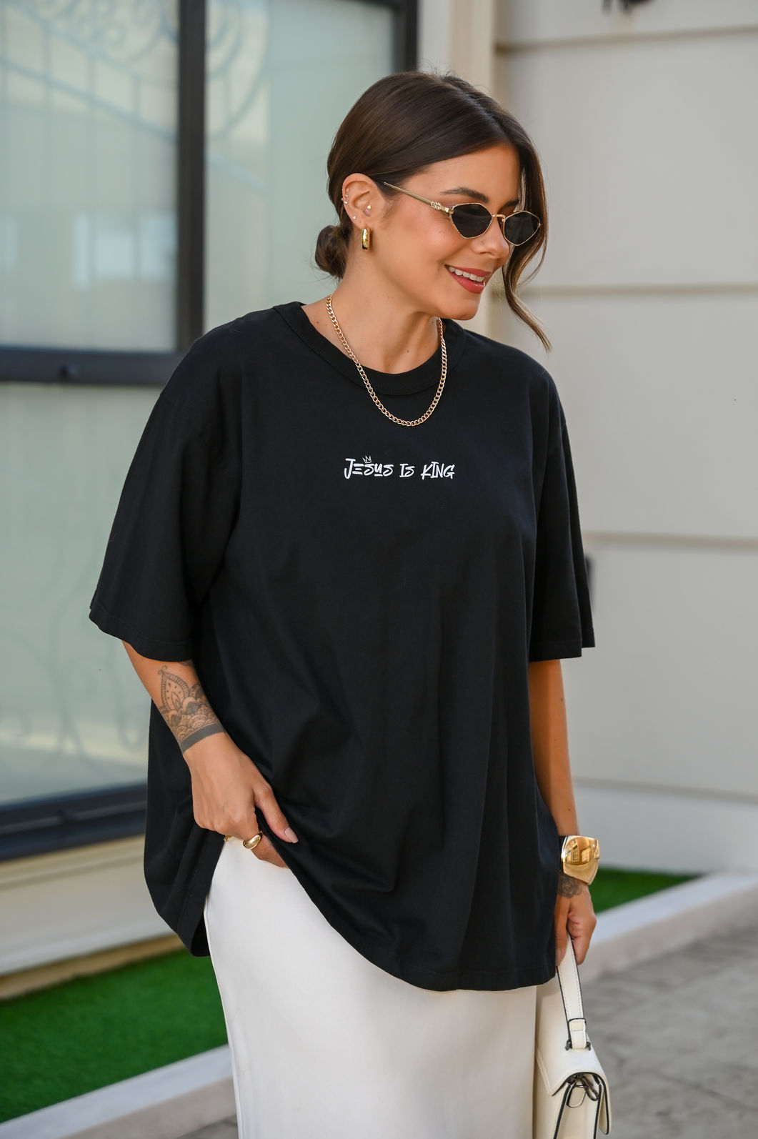 T-shirt Oversized - Jesus is King - Preta