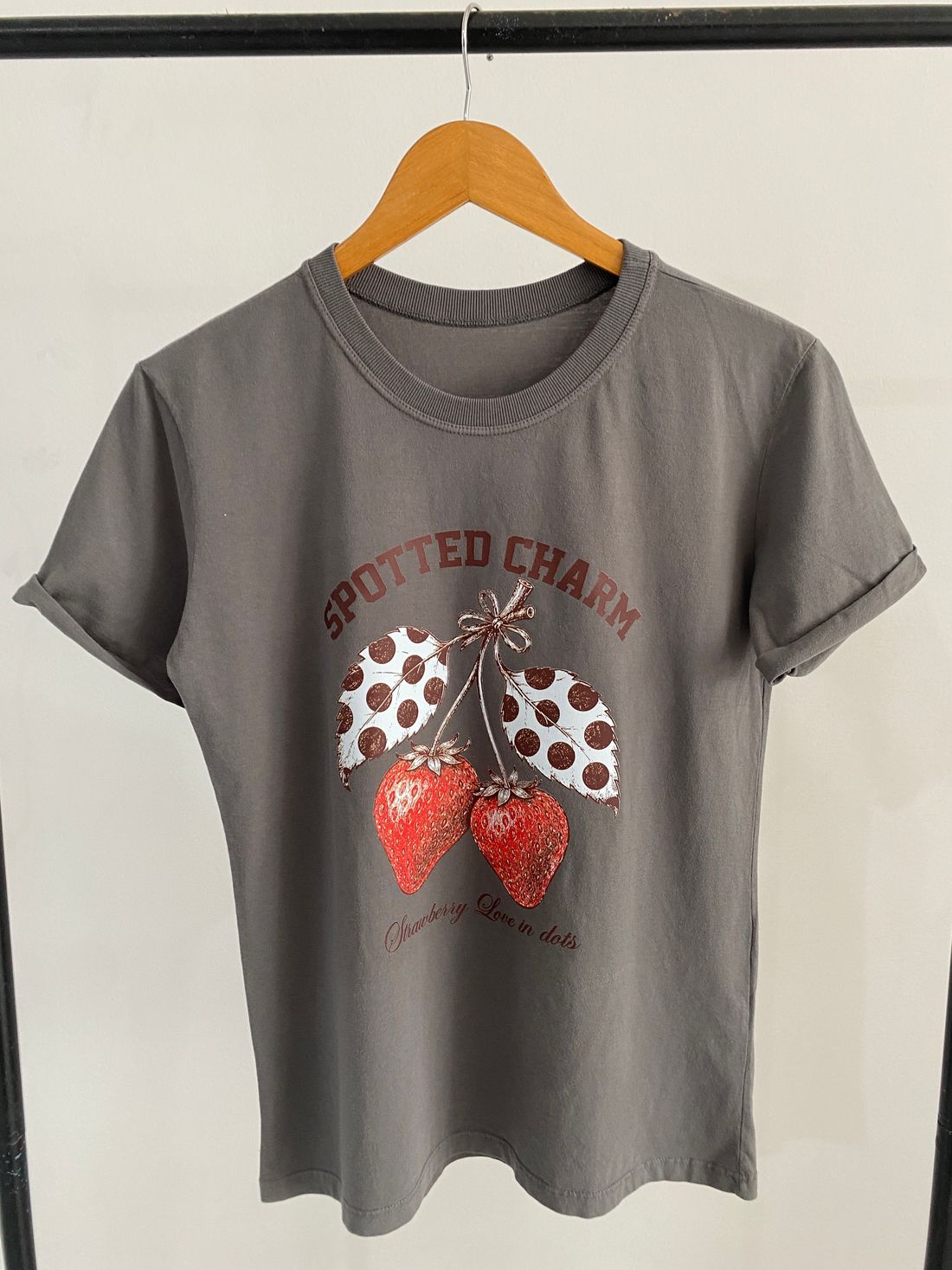 Tshirt Premium - Spotted Charm Morango - Cinza