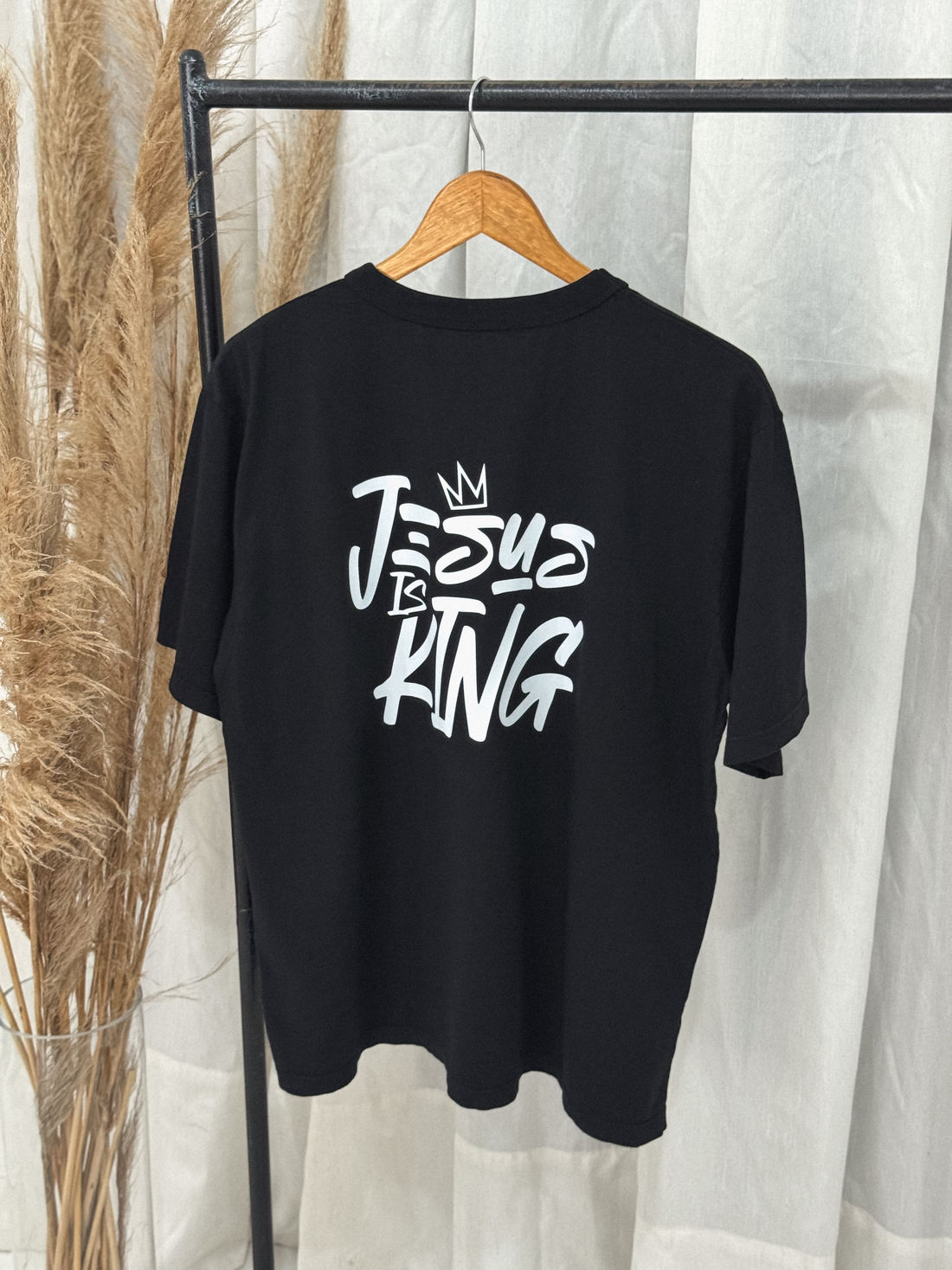 T-shirt Oversized - Jesus is King - Preta