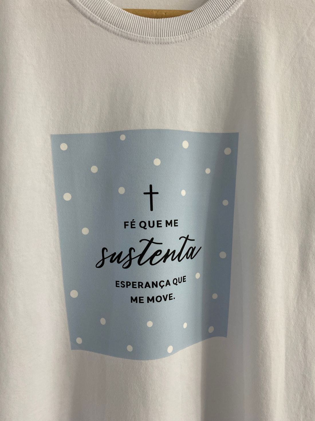 Tshirt Premium - Fé que me sustenta - Off White Tshirt Premium - Fé que me sustenta - Off White