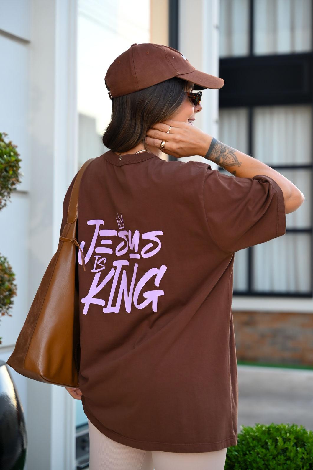 T-shirt Oversized - Jesus is King - Marrom