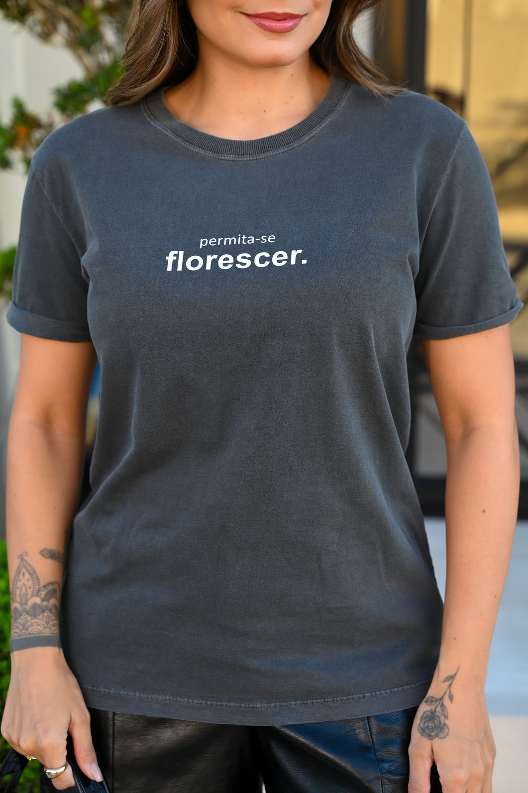 Tshirt Premium - Permita-se Florescer - Cinza estonado
