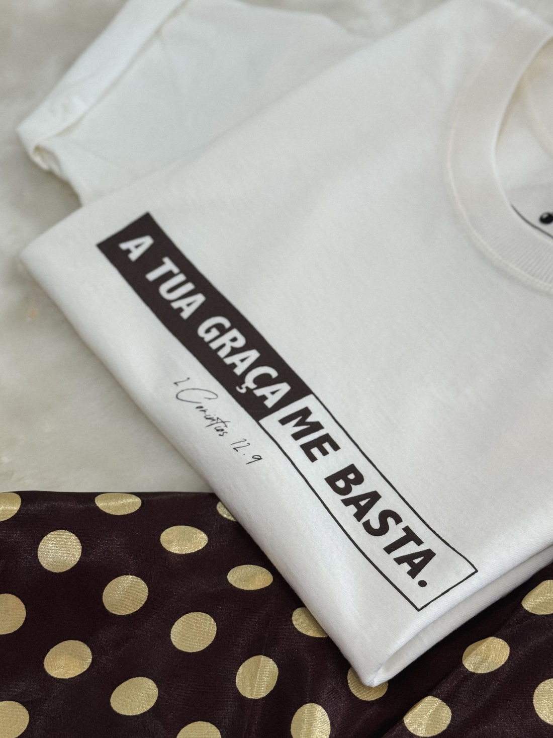 Tshirt Premium - Tua graça me basta - Off White Tshirt Premium - Tua graça me basta - Off White