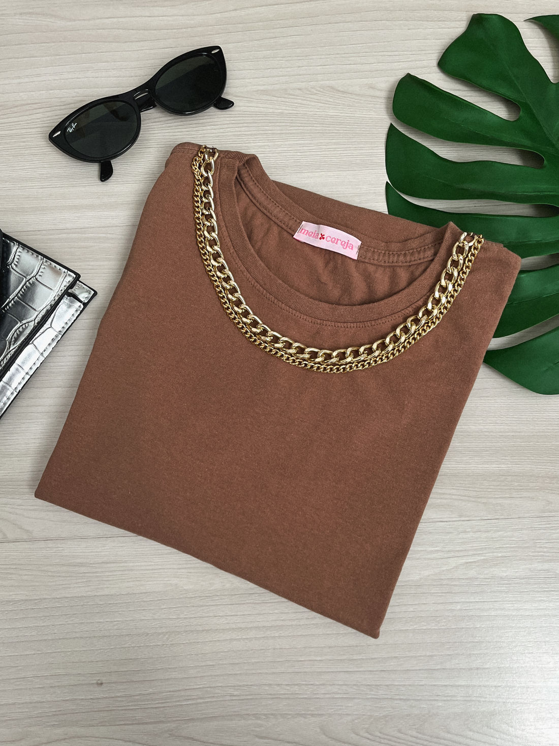 Tshirt Basic - Detalhe de corrente - Marrom Tshirt Basic - Detalhe de corrente - Marrom