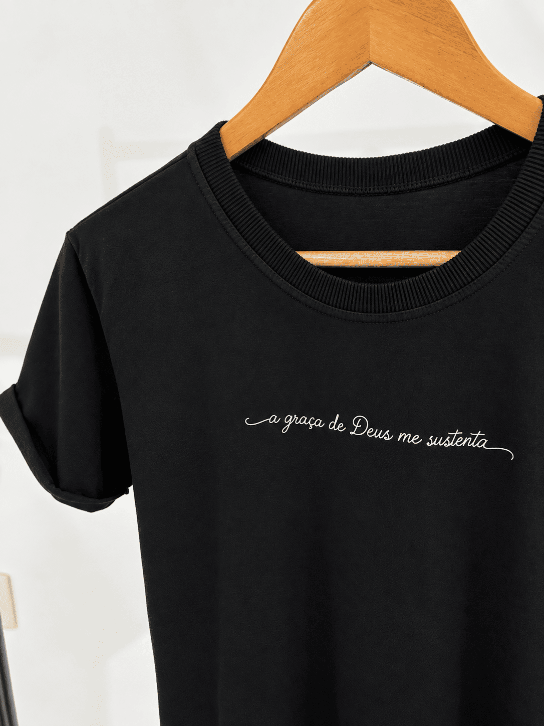 Tshirt Premium - A graça de Deus sustenta - Preta Tshirt Premium - A graça de Deus sustenta - Preta