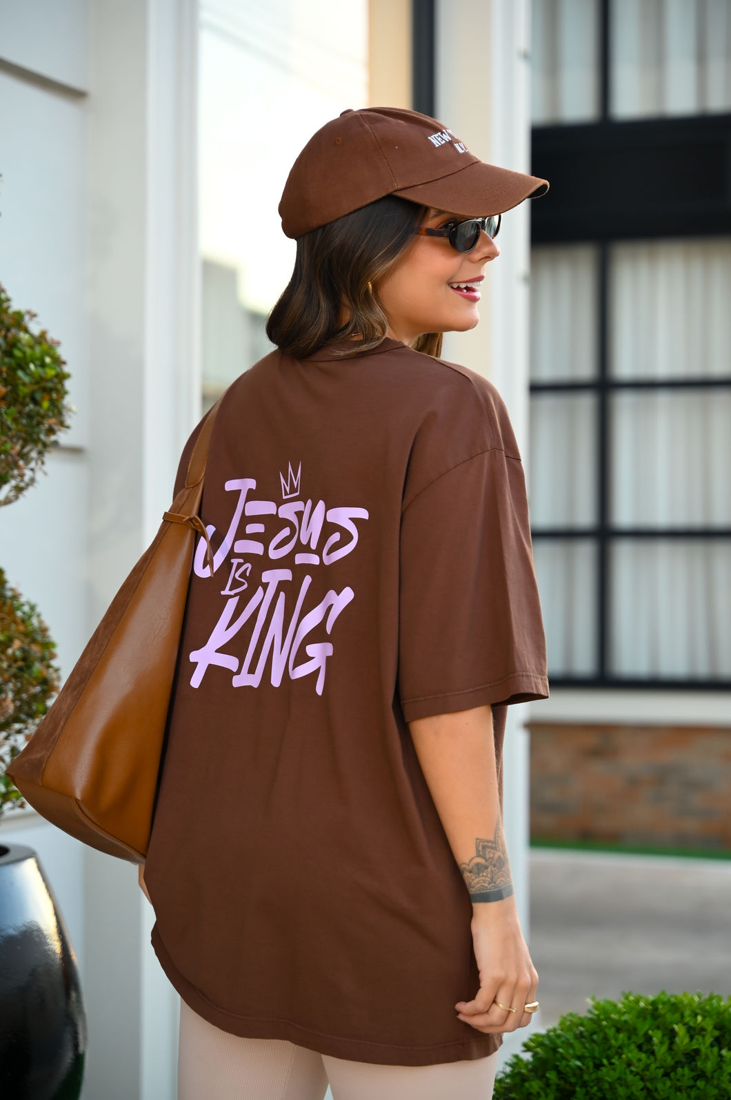 T-shirt Oversized - Jesus is King - Marrom