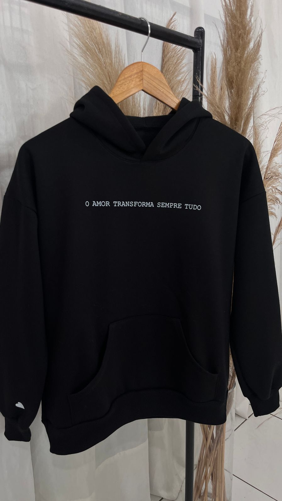 Blusa de Moletom Com Touca e Bolso - Estampado Frase - Preto Blusa de Moletom Com Touca e Bolso - Estampado Frase - Preto