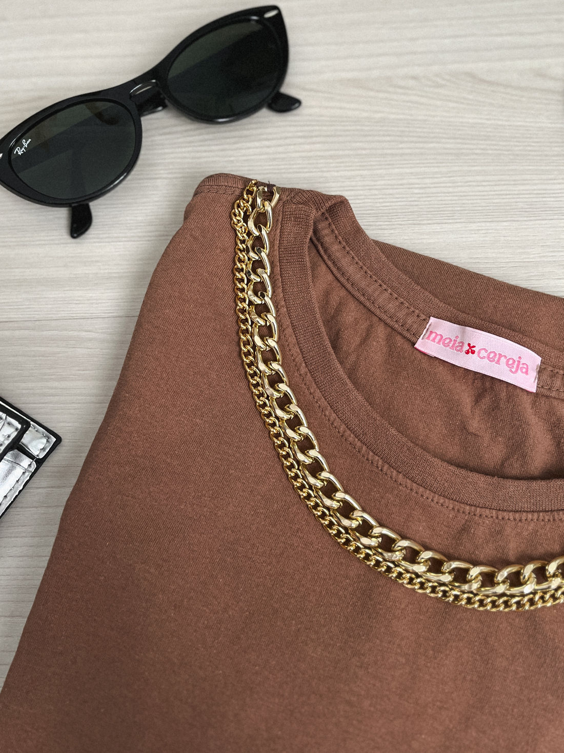 Tshirt Basic - Detalhe de corrente - Marrom Tshirt Basic - Detalhe de corrente - Marrom