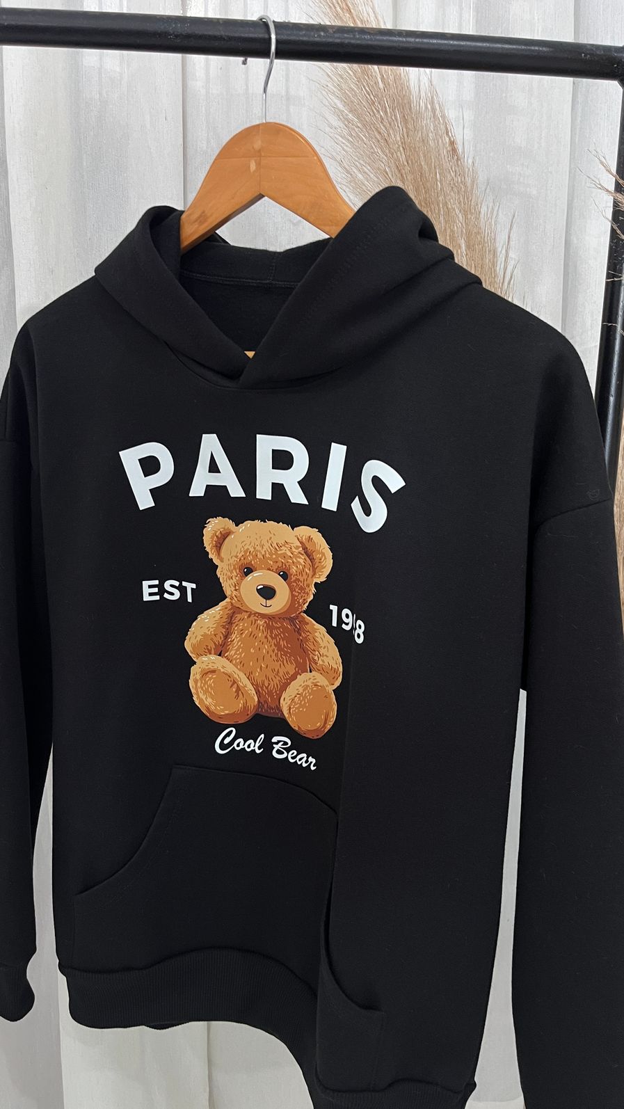 Blusa de Moletom Com Touca e Bolso - Estampado Paris - Preto Blusa de Moletom Com Touca e Bolso - Estampado Paris - Preto